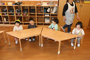 入園1日目の様子とお給食の様子です　ひよこ・あひる・ぺんぎん