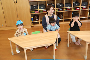 入園1日目の様子とお給食の様子です　ひよこ・あひる・ぺんぎん