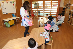 入園1日目の様子とお給食の様子です　ひよこ・あひる・ぺんぎん