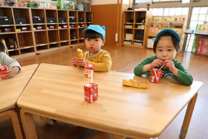 入園1日目の様子とお給食の様子です　ひよこ・あひる・ぺんぎん