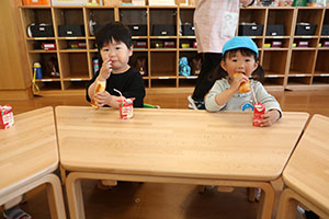 入園1日目の様子とお給食の様子です　ひよこ・あひる・ぺんぎん