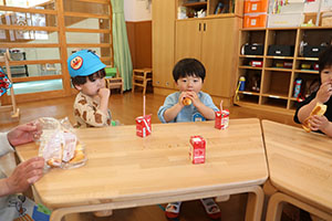 入園1日目の様子とお給食の様子です　ひよこ・あひる・ぺんぎん