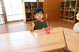 入園1日目の様子とお給食の様子です　ひよこ・あひる・ぺんぎん