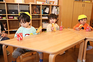 入園1日目の様子とお給食の様子です　ひよこ・あひる・ぺんぎん