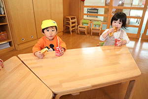 入園1日目の様子とお給食の様子です　ひよこ・あひる・ぺんぎん