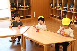 入園1日目の様子とお給食の様子です　ひよこ・あひる・ぺんぎん