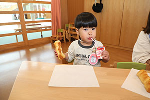 入園1日目の様子とお給食の様子です　ひよこ・あひる・ぺんぎん