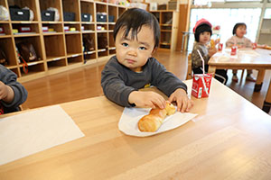 入園1日目の様子とお給食の様子です　ひよこ・あひる・ぺんぎん