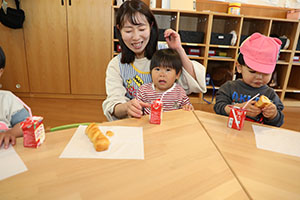 入園1日目の様子とお給食の様子です　ひよこ・あひる・ぺんぎん