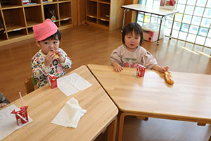 入園1日目の様子とお給食の様子です　ひよこ・あひる・ぺんぎん