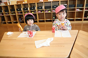 入園1日目の様子とお給食の様子です　ひよこ・あひる・ぺんぎん
