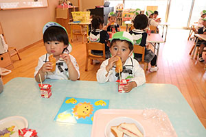 入園1日目のお給食の様子です　うさぎ・りす・ことり・こあら・きりん　NO．2