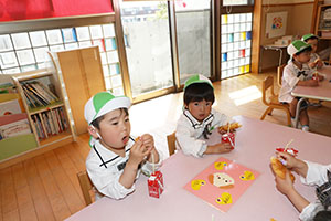 入園1日目のお給食の様子です　うさぎ・りす・ことり・こあら・きりん　NO．2
