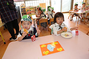 入園1日目のお給食の様子です　うさぎ・りす・ことり・こあら・きりん　NO．2