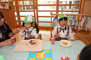 入園1日目のお給食の様子です　うさぎ・りす・ことり・こあら・きりん　NO．2