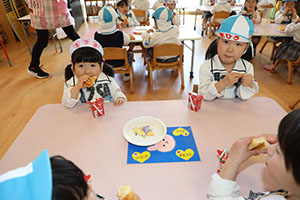 入園1日目のお給食の様子です　うさぎ・りす・ことり・こあら・きりん　NO．2