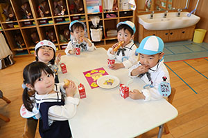 入園1日目のお給食の様子です　うさぎ・りす・ことり・こあら・きりん　NO．2
