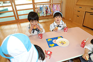 入園1日目のお給食の様子です　うさぎ・りす・ことり・こあら・きりん　NO．2