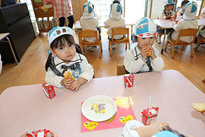 入園1日目のお給食の様子です　うさぎ・りす・ことり・こあら・きりん　NO．2