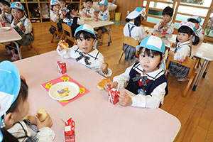 入園1日目のお給食の様子です　うさぎ・りす・ことり・こあら・きりん　NO．2