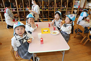 入園1日目のお給食の様子です　うさぎ・りす・ことり・こあら・きりん　NO．2