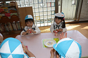 入園1日目のお給食の様子です　うさぎ・りす・ことり・こあら・きりん　NO．2