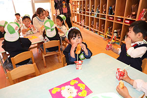 入園1日目のお給食の様子です　うさぎ・りす・ことり・こあら・きりん　NO．2
