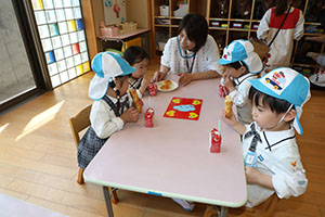 入園1日目のお給食の様子です　うさぎ・りす・ことり・こあら・きりん　NO．2
