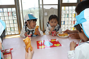 入園1日目のお給食の様子です　うさぎ・りす・ことり・こあら・きりん　NO．2