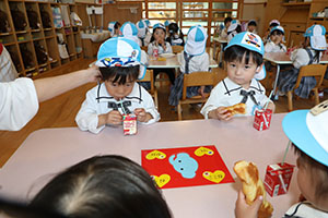 入園1日目のお給食の様子です　うさぎ・りす・ことり・こあら・きりん　NO．2