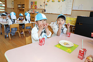 入園1日目のお給食の様子です　うさぎ・りす・ことり・こあら・きりん　NO．2