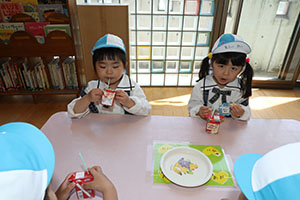 入園1日目のお給食の様子です　うさぎ・りす・ことり・こあら・きりん　NO．2