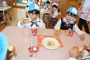 入園1日目のお給食の様子です　うさぎ・りす・ことり・こあら・きりん　NO．2
