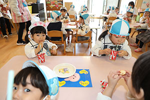 入園1日目のお給食の様子です　うさぎ・りす・ことり・こあら・きりん　NO．2
