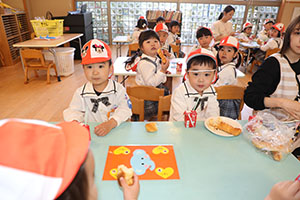 入園1日目のお給食の様子です　うさぎ・りす・ことり・こあら・きりん　NO．2