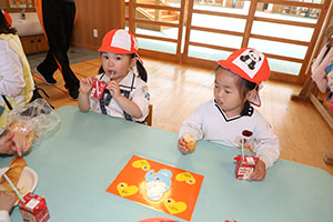 入園1日目のお給食の様子です　うさぎ・りす・ことり・こあら・きりん　NO．2