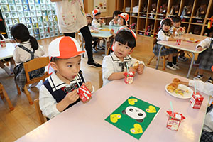 入園1日目のお給食の様子です　うさぎ・りす・ことり・こあら・きりん　NO．2