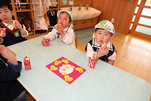 入園1日目のお給食の様子です　うさぎ・りす・ことり・こあら・きりん　NO．2