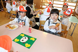 入園1日目のお給食の様子です　うさぎ・りす・ことり・こあら・きりん　NO．2