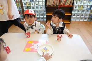 入園1日目のお給食の様子です　うさぎ・りす・ことり・こあら・きりん　NO．2