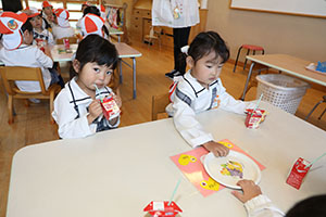 入園1日目のお給食の様子です　うさぎ・りす・ことり・こあら・きりん　NO．2