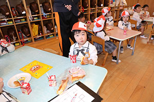 入園1日目のお給食の様子です　うさぎ・りす・ことり・こあら・きりん　NO．2