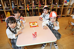 入園1日目のお給食の様子です　うさぎ・りす・ことり・こあら・きりん　NO．2