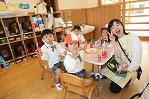 入園1日目のお給食の様子です　うさぎ・りす・ことり・こあら・きりん　NO．2