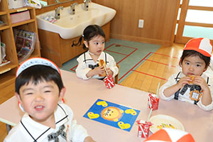 入園1日目のお給食の様子です　うさぎ・りす・ことり・こあら・きりん　NO．2