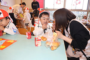 入園1日目のお給食の様子です　うさぎ・りす・ことり・こあら・きりん　NO．2