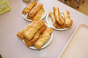 入園1日目のお給食の様子です　うさぎ・りす・ことり・こあら・きりん　NO．2