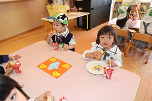 入園1日目のお給食の様子です　うさぎ・りす・ことり・こあら・きりん　NO．2