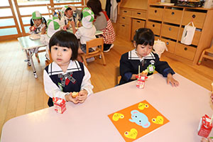 入園1日目のお給食の様子です　うさぎ・りす・ことり・こあら・きりん　NO．2