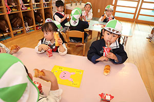 入園1日目のお給食の様子です　うさぎ・りす・ことり・こあら・きりん　NO．2